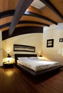 una camera con un grande letto di Appartamento incantevole parcheggio nel residence a Medolla