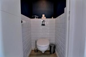 une salle de bain avec des toilettes blanches dans une chambre dans l'établissement Appartement INDU Centre ville de VITRÉ, à Vitré 14 autres photos