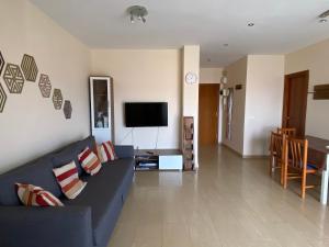 Telewizja i/lub zestaw kina domowego w obiekcie Apartamento Primera Linea de Playa