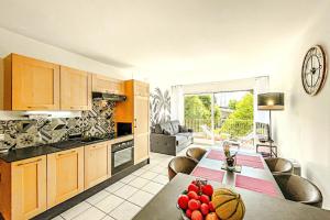 kuchnia ze stołem i owocami w obiekcie Annecy 1 bedroom Apt With Balcony w Annecy