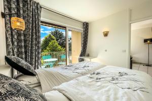 sypialnia z łóżkiem i dużym oknem w obiekcie Annecy 1 bedroom Apt With Balcony w Annecy