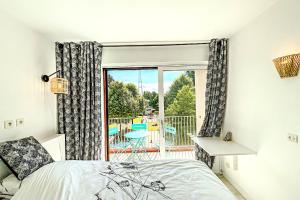sypialnia z łóżkiem i oknem z balkonem w obiekcie Annecy 1 bedroom Apt With Balcony w Annecy