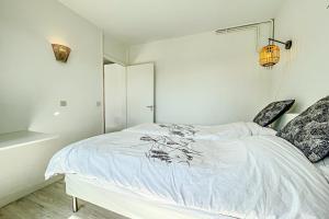 sypialnia z łóżkiem z białymi prześcieradłami i lustrem w obiekcie Annecy 1 bedroom Apt With Balcony w Annecy