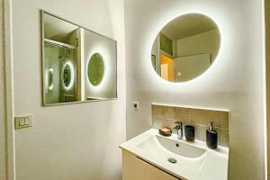 biała łazienka z umywalką i lustrem w obiekcie Annecy 1 bedroom Apt With Balcony w Annecy +4 zdjęcia