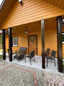 un patio cubierto con sillas y mesa. en Leśne zacisze, en Sucha Rzeczka