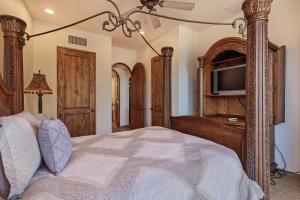 une chambre avec un lit et une télévision dans l'établissement Bella Sirena 601-B -Stylish Condo in Oceanfront Resort, à Puerto Peñasco 39 autres photos