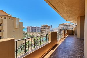 un balcon avec vue sur la ville dans l'établissement Bella Sirena 601-B -Stylish Condo in Oceanfront Resort, à Puerto Peñasco