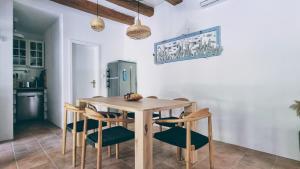 ein Esszimmer mit einem Holztisch und Stühlen in der Unterkunft Rector's Villa - Charming Retreat in Old Town with Jacuzzi in Private Courtyard in Rab