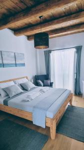 ein Schlafzimmer mit einem großen Bett mit einer blauen Decke in der Unterkunft Rector's Villa - Charming Retreat in Old Town with Jacuzzi in Private Courtyard in Rab