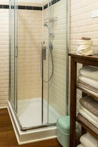 La salle de bains est pourvue d'une douche avec une porte en verre. dans l'établissement Appartamento Interno DeGobbi, à Reggio d'Émilie