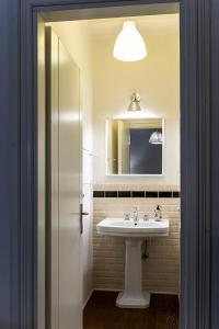La salle de bains est pourvue d'un lavabo et d'un miroir. dans l'établissement Appartamento Interno DeGobbi, à Reggio d'Émilie