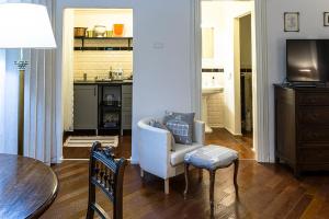 a living room with a chair and a table at Appartamento Interno DeGobbi in Reggio Emilia