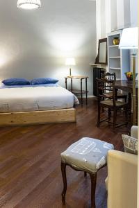 a bedroom with a bed and a desk and a chair at Appartamento Interno DeGobbi in Reggio Emilia
