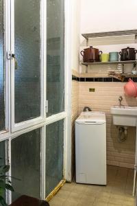 La petite salle de bains est pourvue de toilettes et d'un lavabo. dans l'établissement Appartamento Interno DeGobbi, à Reggio d'Émilie