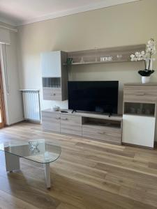 A kitchen or kitchenette at Casa vacanze l’orchidea