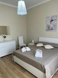 una camera da letto con un letto e due asciugamani di Casa vacanze l’orchidea a Soci