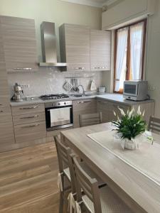 A kitchen or kitchenette at Casa vacanze l’orchidea