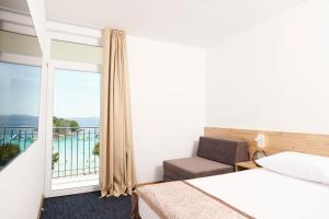 una camera con letto e balcone di Colentum Resort Murter a Murter