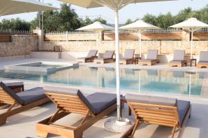 Bazén v ubytování Entheon Olive Villas - Poolside Retreats nebo v jeho okolí