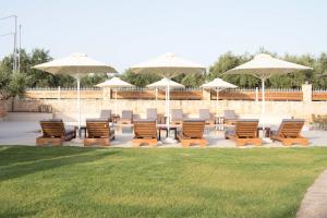 Zahrada ubytování Entheon Olive Villas - Poolside Retreats