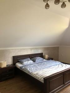 ein Bett in einem Schlafzimmer mit zwei Nachttischen und zwei Lampen in der Unterkunft Pensiunea Sofia in Telciu