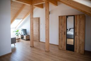 een kamer met een deur met een bed erin bij Ganzes Haus mit viel Platz für Familie und Freunde in Klagenfurt