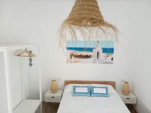 Un dormitorio con una cama con dos libros. en Mirador de Trafalgar Conil, en Conil de la Frontera