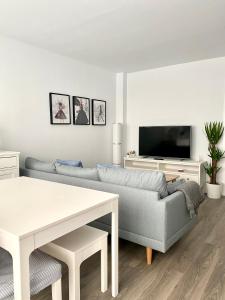 TV a/nebo společenská místnost v ubytování Precioso Apartamento Conil AIRE ACONDICIONADO Y WIFI -SOLO FAMILIAS Y PAREJAS-