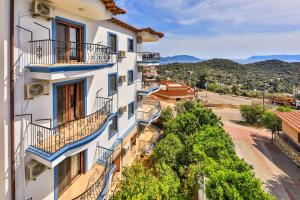 een appartementencomplex met balkons en uitzicht op een straat bij Nirvana Apartments in Kas