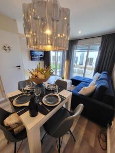 una sala de estar con una mesa y un sofá en SERW, en Władysławowo 21 fotos más