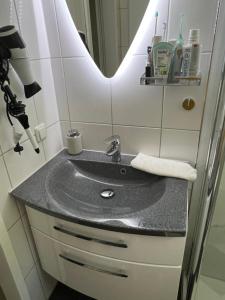 y baño con lavabo y espejo. en Ein märchenhaftes Haus im Wald, en Wienhausen