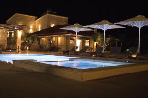Bazén v ubytování Entheon Olive Villas - Poolside Retreats nebo v jeho okolí