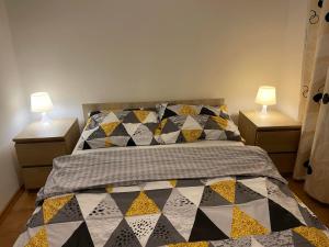 1 dormitorio con 1 cama grande y 2 mesitas de noche en Baltic Trio Apartaments - Rusinowo, en Rusinowo