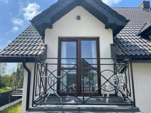 Casa con balcón con ventana en Baltic Trio Apartaments - Rusinowo, en Rusinowo