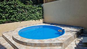 Bassenget på eller i nærheten av Karlo