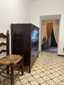 an old dresser and a chair in a room at Casa de la abuela Tere Caminito del Rey, Valle de Abdalajís, Málaga in Valle de Abdalagís