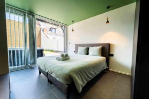 una camera da letto con un letto con un orsacchiotto sopra di SPA & Garden - Luxury Private Apart' Mons Center a Mons