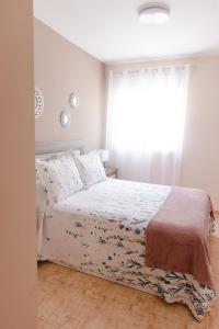 sypialnia z łóżkiem i oknem w obiekcie Apto ACHE, acogedor apartamento de 66 m con terraza, aire acondicionado y parking privado gratuito w mieście Los Abrigos +35 zdjęć