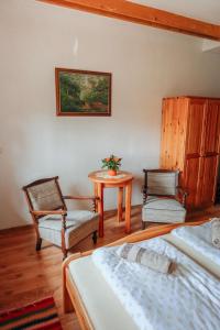 A bed or beds in a room at Vadászkürt Vendégfogadó