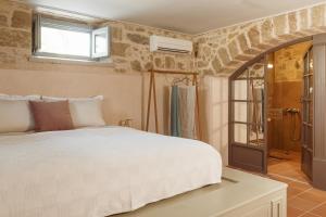 Posteľ alebo postele v izbe v ubytovaní Saray Monumental Luxury Villa Medieval Town, Rhodes
