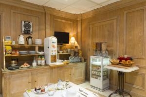 Кухня или мини-кухня в Elysees Niel Hotel

