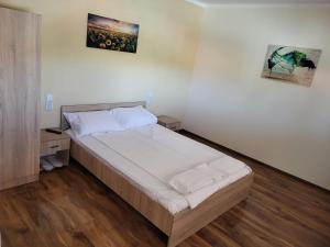 Un pat sau paturi într-o cameră la Hanul Huniazilor