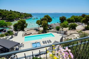 uma vista para uma piscina e para o oceano em Colentum Resort Murter em Murter