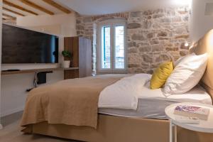 Posteľ alebo postele v izbe v ubytovaní Vitelli Apartments and Rooms