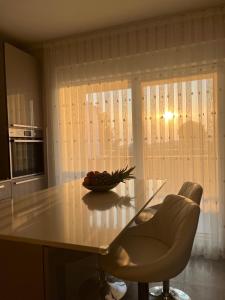 Kuchnia lub aneks kuchenny w obiekcie Apartman Yacht
