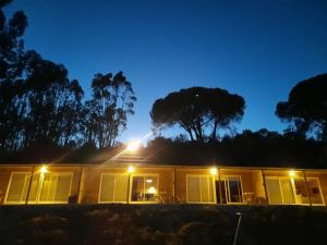 ein Haus in der Nacht mit eingeschaltetem Licht in der Unterkunft FALCOARIA de Santa Efigenia in Setúbal