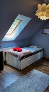 1 dormitorio con 1 cama en una habitación con ventana en Uroczy dom Wszebory 