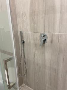 La salle de bains est pourvue d'une douche à jets puissants. dans l'établissement GLAM B&B room, à San Giuseppe Vesuviano