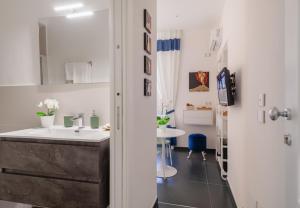 un baño con lavabo y espejo en I Canestrari, en Nápoles 66 fotos más