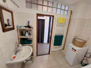 uma casa de banho com um lavatório e um WC em Modré okno em Kozojedy